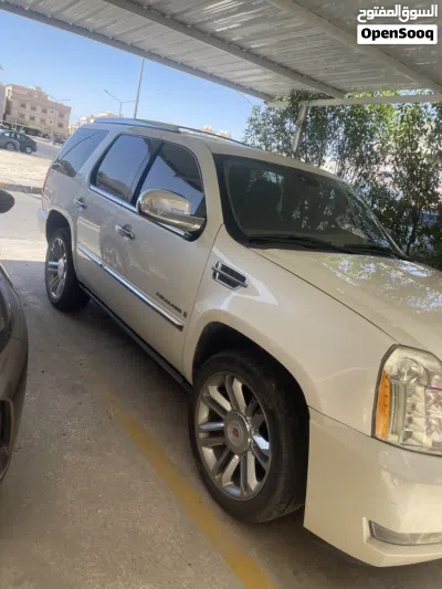 Cadillac Escalade Base 3
