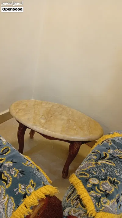 طقم كنب مع طاولات سيراميك وخشب وبرادي 4