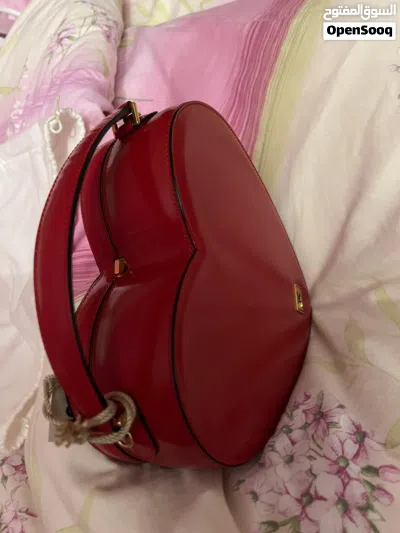 شنطة موسكينو كلاسيكية أصلية نادرة جداً على شكل قلب (Vintage Moschino Borsa Cuore) - بالتاغ الأصلي 2