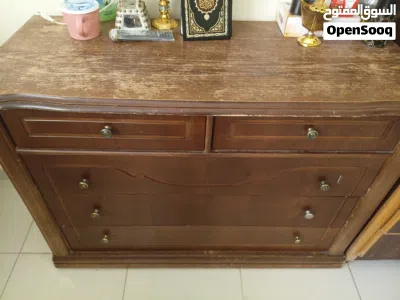 طاولات وكومدينات للبيع 3
