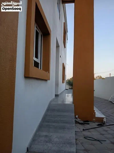 منزل جاهز للسكن، يجمع بين الموقع المميز والمساحة الواسعة والقيمة الاستثمارية العالية. 3