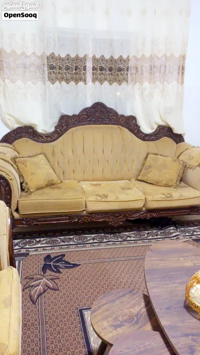 طقم كنب ديمياطي مزخرف بالاضاقة لطقم طاولات وسجادة وستارة 3