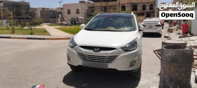 Hyundai Tucson SE 2