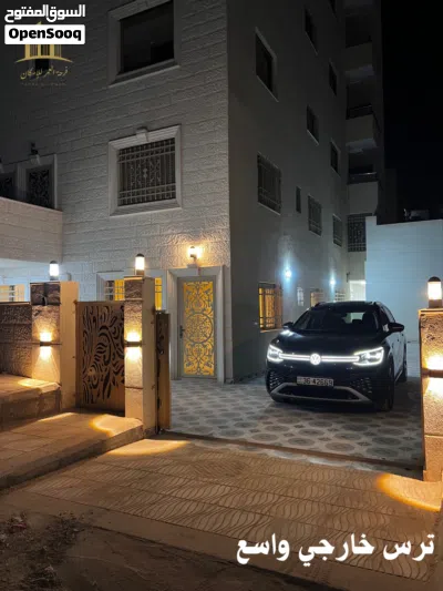 شقة طابقية مميزة تشطيبات فندقية عالية الجودة بموقع مميز وهادئ وبجانب الخدمات والبناية مكونة من 6 شقق 3