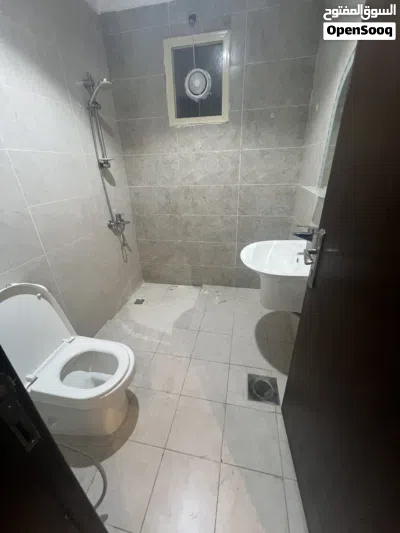 للإيجار شقه غرفتين + غرفه خادمه حمامين مطبخ منهم غرفه ماستر عائلات عند المدرسه الوطنيه حولي قطعه 1 4