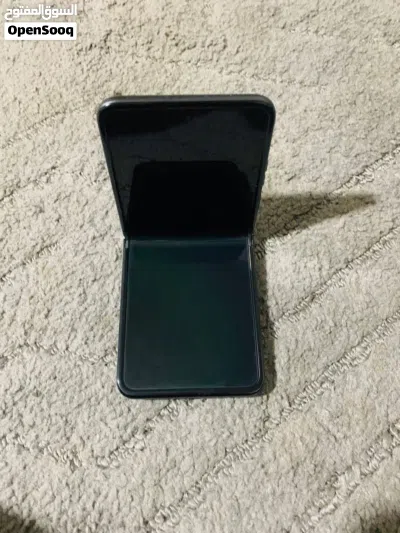 Motorola Razr 50 ذاكره 256 رام مدمج 12+12 3