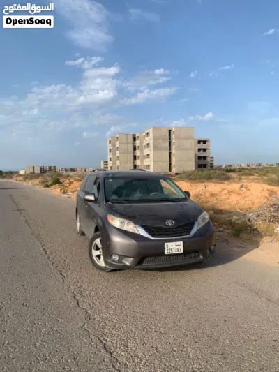 Toyota Sienna LE 2