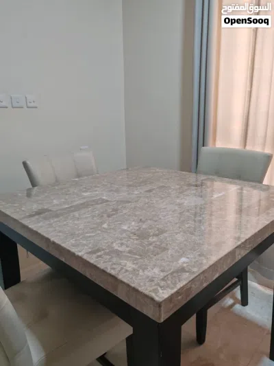 طاولة طعام رخامية فاخرة وشبه جديدة + أربع كراسي جلد. 3