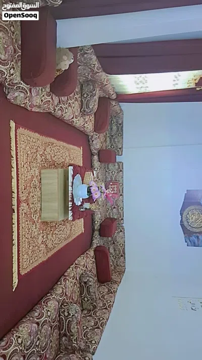 طقم فراش للبيع مع بردايه خمريه وبردايه رصاصي بدون الطاوله والسجاده والموكيته 3