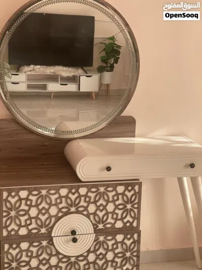 طقم تسريحة و 2 طاولتين جانبية 3