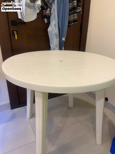 White Round Table for Sale - Removable leggs 3
