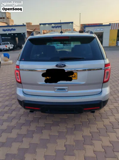 Ford Explorer Base 4