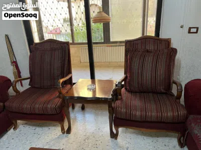 طقم كنبات مع طاولة وسطية وطاولات جانبية للبيع 4