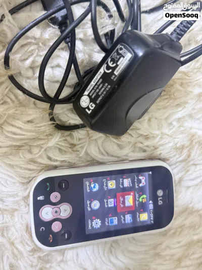 تلفون LG KS360 (القديم النادر) للبيع LG النسخة الوردية - شغال ونظيف جداً مع شاحنه الأصلي. 2