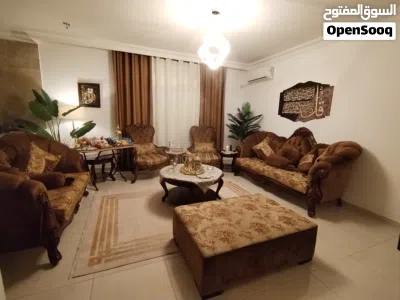 طقم كنب سبع مقاعد مع ثلاث طاولات زجاج والستاره 2
