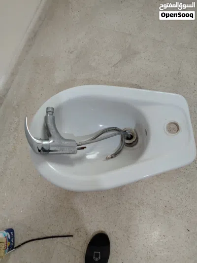 شطاف حمام مستعمل بحاله ممتازه عدد2 واحد لونه ابيض والثاني اوفوايت بسعر مغري 3