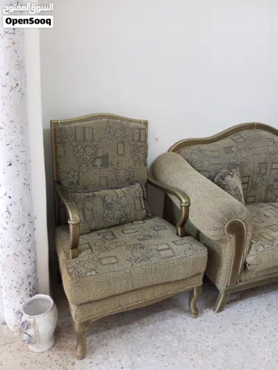 كنب مستعمل في حاله جيده جدا لون زيتي غامق مع 4 طرابيزات واحده كبيرة و ثلاث صغار في حاله ممتازه جدا 4