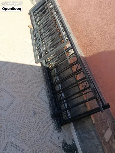 درابزين حديد في حاله جيده جداً وتصميم جميل وأمن للبرندات والاسطح او ديكور طوله ما بين 10 إلى 13 متر 3