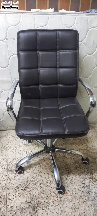 كراسي مكتب مستعمل بحاله جيده جدا شبه جديد 2