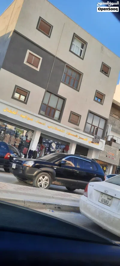 عمارة تجارية مأجره بل كامل بها مدخول ممتاز سوق الجمعة علي رئيسي الحشان للاستفسار علي الرقم 2