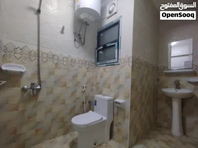 شقه للايجار بمنطقة الخوض السابعه 2 غرفة مبني نظيف ،،، شارع مازون موقع مميز جدا . 4