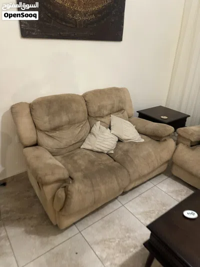 طقم جلوس أمريكي ركلاينر شامواه عسلي بحالة جيدة جدا مع طاولة تلفزيون مع طاولة و سط و طاولتين جانبي 3