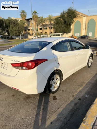 Hyundai Elantra Standard 4