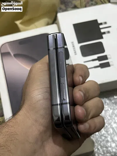 Z flip 5 256GB عررطه 4