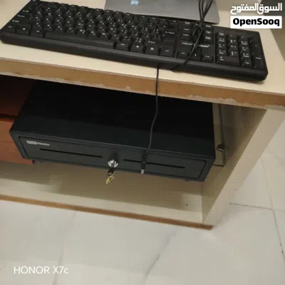 كمبيوتر مع نظام محاسبة 3