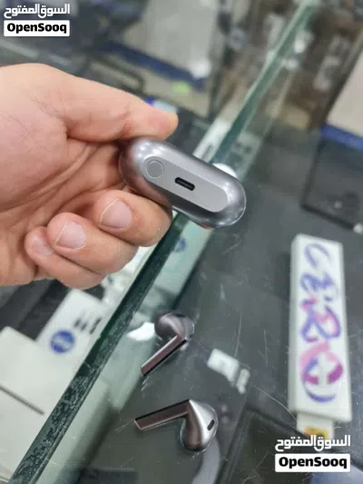 Samsung Buds 3 بحالة ممتازة جدا بسعر مميز 3