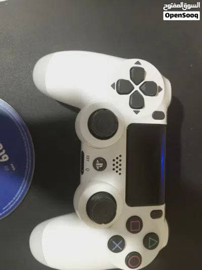 بلايستيشن 4 سوني بحالة جيدة ويأتي معه يد تحكم أصلية وشريط FIFA 19 جاهز للعب. يحتوي الجهاز على كسر بس 3