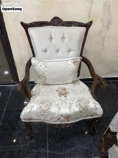 طقم كنب فاخر 9 مقاعد مع طاولات للبيع بسعر حرق 4