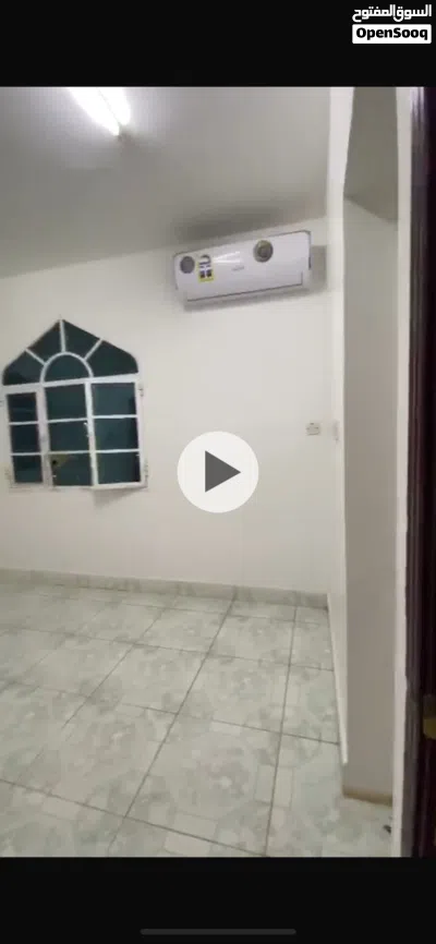 شقة مميزة بموقع مميز في سوق الخوض للطلبة أو الموظفين وبها تكييف مركز 4