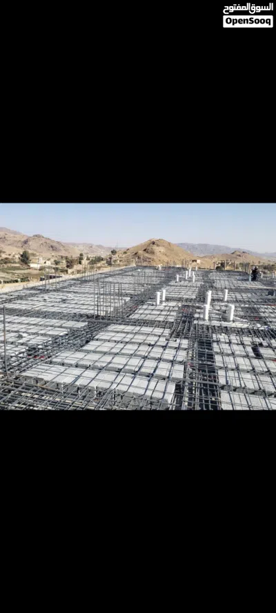 مجمع تجاري مطعم بقاله زيوت مواقف للبيع خط صنعاء. تعز على الشارع الرئسي. 2