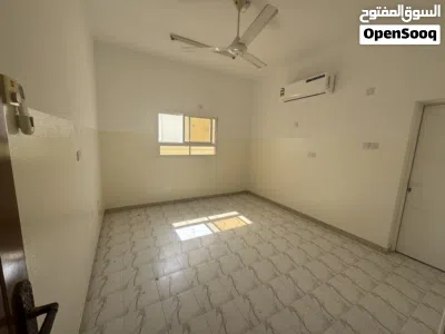 للعوائل شقة للإيجار مع المياه مجانا في السيب سور الـ حديد قريب البحر مع بلكونه ومطبخ تحضيري 2