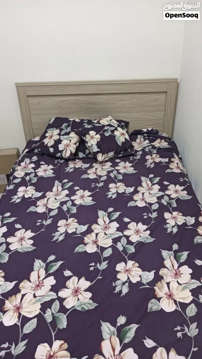 Bed frame in good condition سرير في حالة جيدة 3