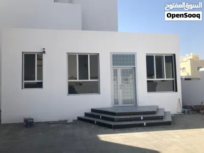 فيلا مؤجرة في العامرات الخامسة على 2 4 غرف نوم وصالة ومجلس و6 حمامات مساحة الارض 405 متر مساحة البن 4