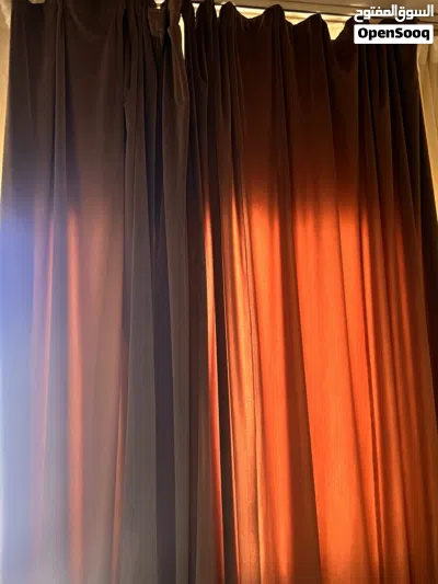 طقم جلوس مع طاولات و ستار للبيع 2