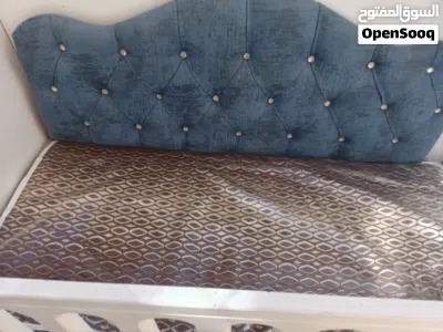 سرير اطفال واحد في حالة ممتازة جدا جدا للبيع بسعر مغري جدا خشب لاتيه جررارين مع ارفوف علي الجنبين وا 3