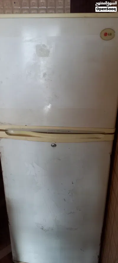 ثلاجة l g ممتازه ومكتبين بحاله جيده مع مقاعدهم 2