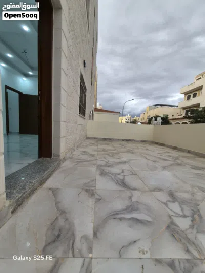 شقة فاخرة للبيع العاشرة طابق ارضي 78 م + تراس كراج حديقة 2