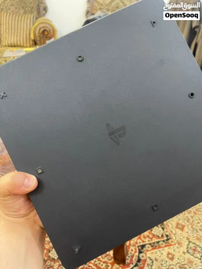للبيع جهاز ps4جديد استعمال شهرين فقط مع كامل ملحقاته من العلبه الاصليه وكيبل HD وحوستك 3