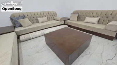 طقم كنب مودرن 3 قطع مع الطاولات والوسائد بحالة ممتازة 3