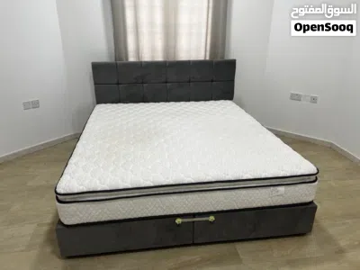 Almost new King bed with mattress 4