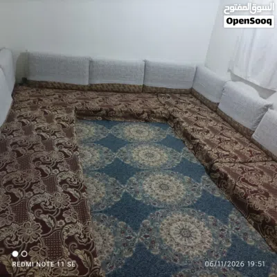 خمس جلسات سعودي شبه جديد الطول مترين لكل جلسة تعبيه مليان مع 15 مسند ظهر مع الألبسة أغطية خاصة بال 2