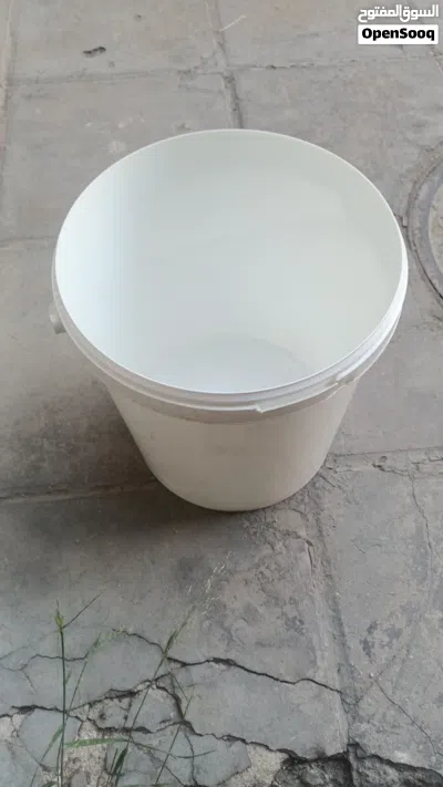 سطل بلاستيكي اسباني المنشا مع غطاء 4
