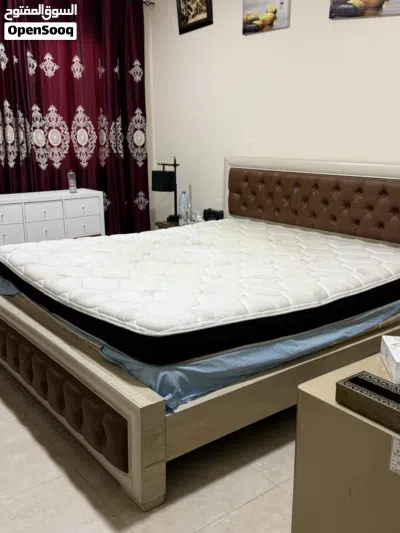 سرير خشب 210x200مزين بجلط طبيعي وطاولات وخزانة 4