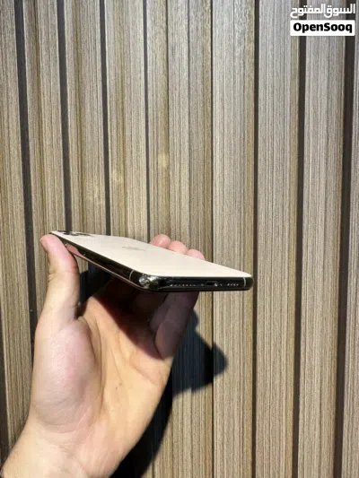 iPhone 11 Pro Max 256g بحالة ممتازة كفالة استرداد نقدي نظيف جداً مع هديه كفر و لزقه و شاحن 3