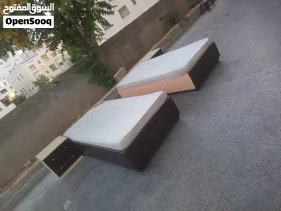 تخوت مفرد خشب لاتيه بالاضافه لكمودينات بالاضافه للفرشات للبيع الموقع عمان الجبيهه 4