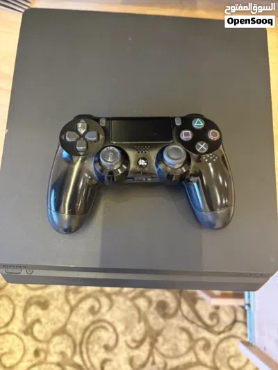 للبيع PS4 Slim شبه جديد بحالة ممتازه جداً نظيف قابل للتفاوض و شغال 100% بدون مشاكل استخدام 6شهور 3